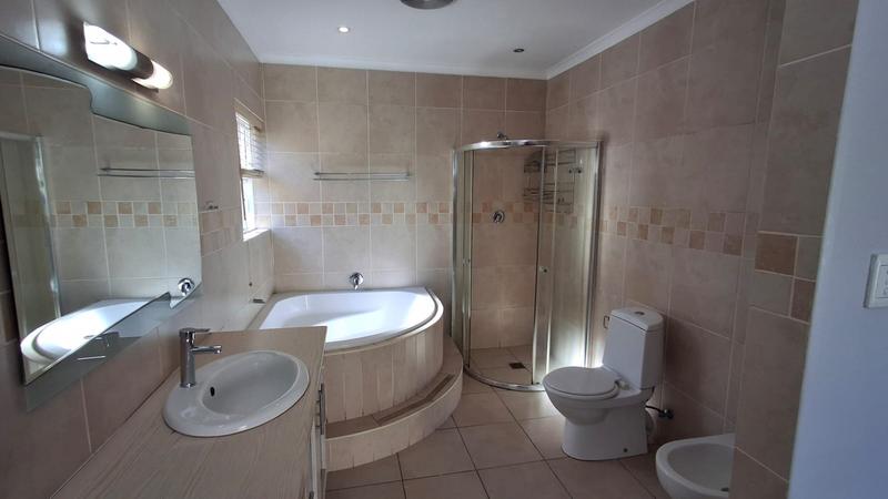 To Let 4 Bedroom Property for Rent in Flamingo Vlei Western Cape